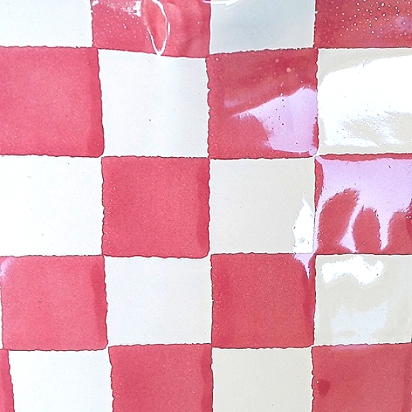 Mesa International handcrafted in Hungary heart shape pink & white check plate - Picture 2 of 4